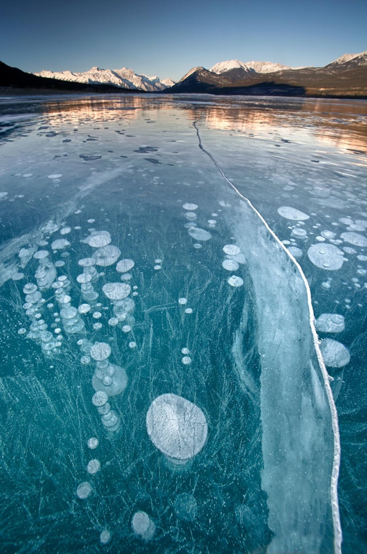 Пузырьки на байкале. Ледяные пузыри озера Абрахам Канада. Озеро Эйбрахам в Канаде. Пузырьковое озеро Эйбрахам.