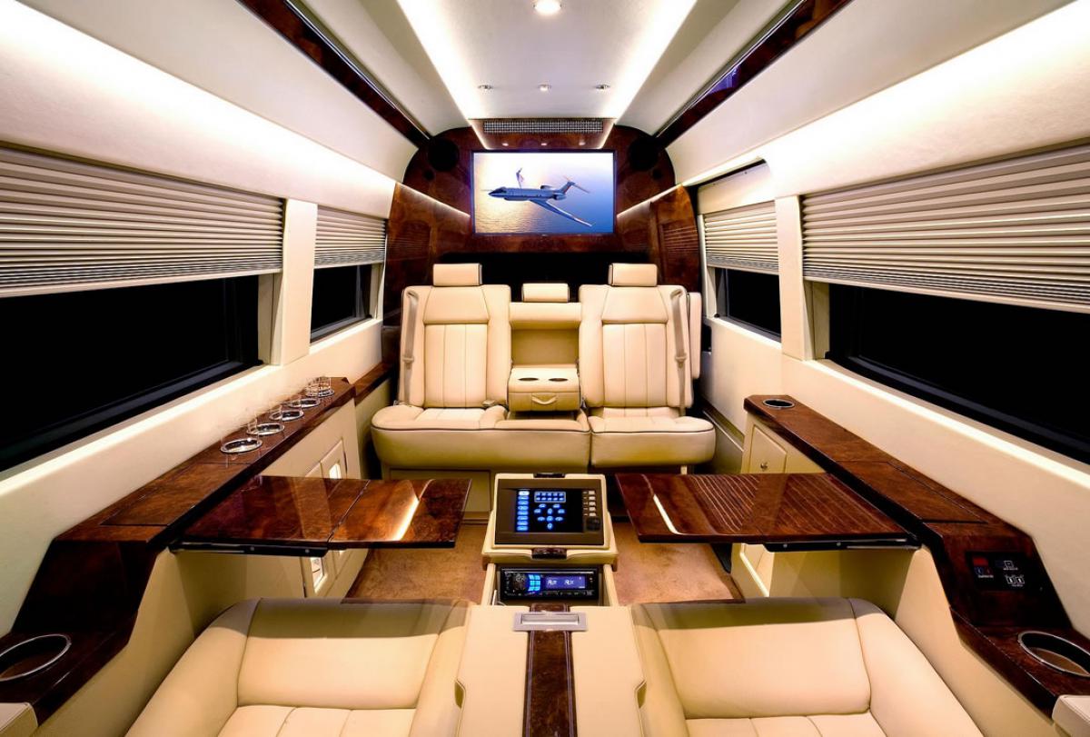 Luxury vip. Мерседес Спринтер класса Люкс. Mercedes Sprinter private Jet van. Салон Mercedes Sprinter VIP. Микроавтобус Mercedes Sprinter Luxe.