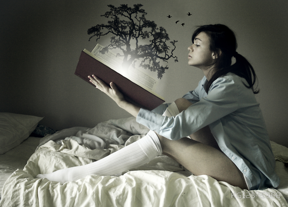 Долго лежишь в постели. Девушка в постели с книжкой. Девушка с книгой на кровати. Чтение в постели. Девушка в постели с книгой.