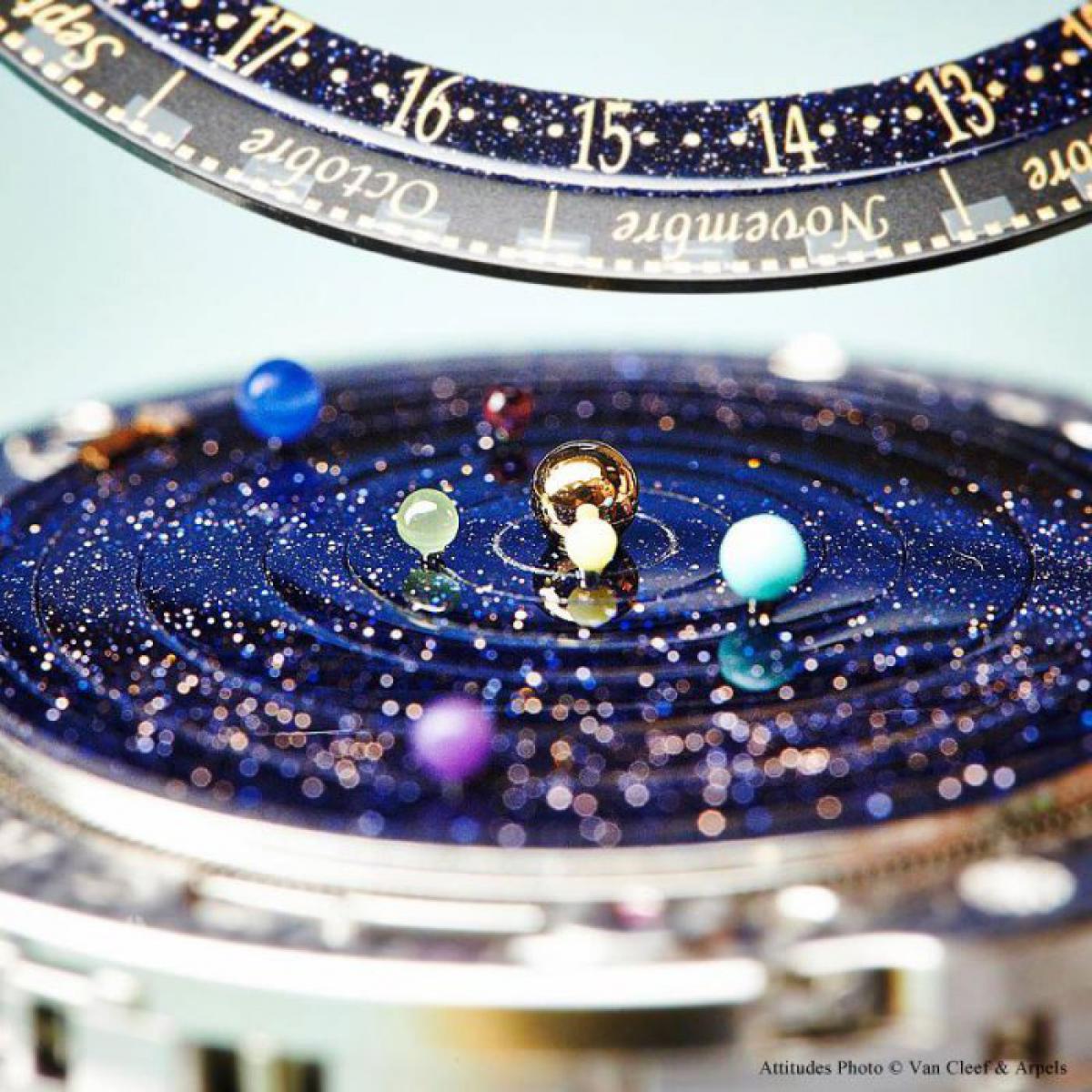 Удивительному времени. Часы van Cleef Arpels Planetarium. Van Cleef Arpels часы Midnight Planetarium. Midnight Planétarium от van Cleef & Arpels. Часы Planetarium poetic.