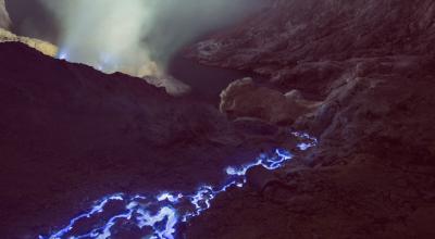 Reuben Wu Captures The Amazing Blue Fire of The East Java Volcanoes